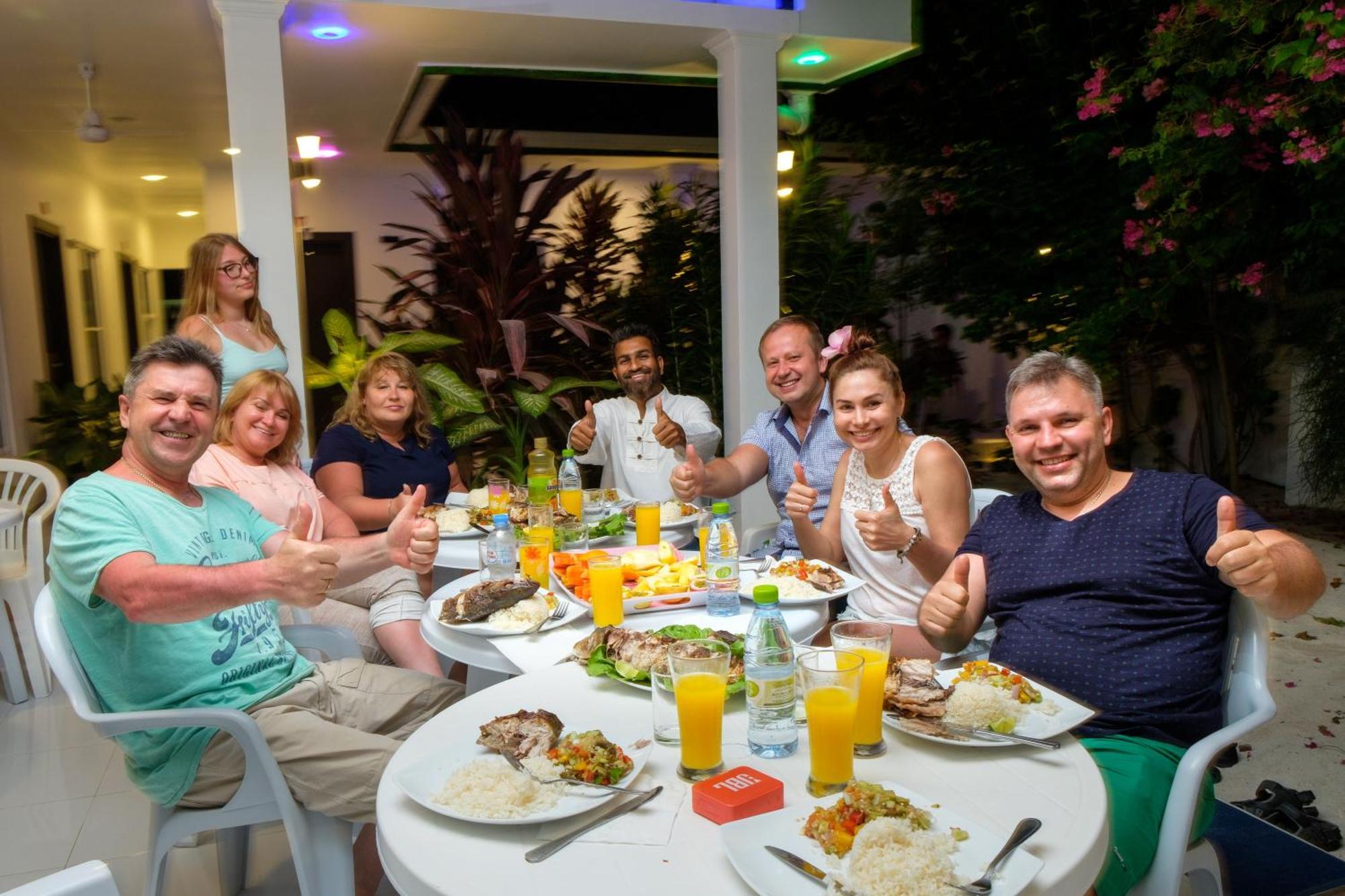 Athiriveli Hotel Thoddoo Bagian luar foto
